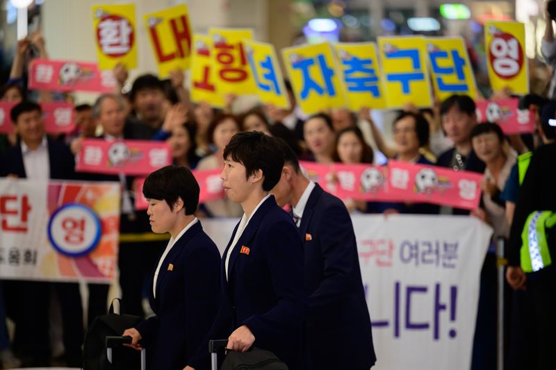 지난 17일 오후 인천국제공항 제1터미널로 북한 여자축구 클럽팀 내고향여자축구단이 입국하고 있다. 뉴시스