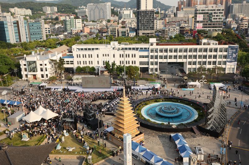 17일 '오월의 꽃, 오늘의 빛'을 주제로 한 5·18 전야제 시작 전 시민들이 광주 5·18민주광장으로 모여들고 있다. 2026.5.17 ⓒ 뉴스1 박지현 기자