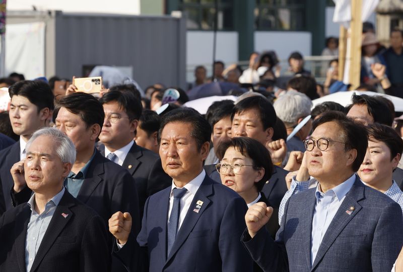 정청래 더불어민주당 대표가 17일 광주 동구 5.18민주광장에서 열린 5·18민주화운동 46주기 전야제에 참석해 우원식 의장과 함께 임을 위한 행진곡을 부르고 있다. 2026.5.17 ⓒ 뉴스1 김태성 기자