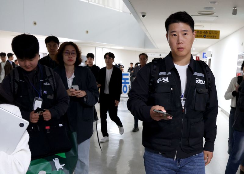 최승호 초기업노조 삼성전자지부 위원장과 교섭대표들이 13일 새벽 세종시 정부세종청사 중앙노동위원회에서 열린 사후조정 회의가 최종 결렬되자 협상장을 떠나고 있다. 2026.5.13 ⓒ 뉴스1 김기남 기자