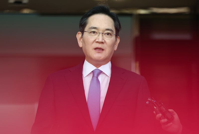 이재용 삼성전자 회장이 16일 서울 강서구 서울김포비즈니스항공센터로 귀국하며 노조 파업에 대한 입장을 밝히고 있다. 2026.5.16 ⓒ 뉴스1 김도우 기자