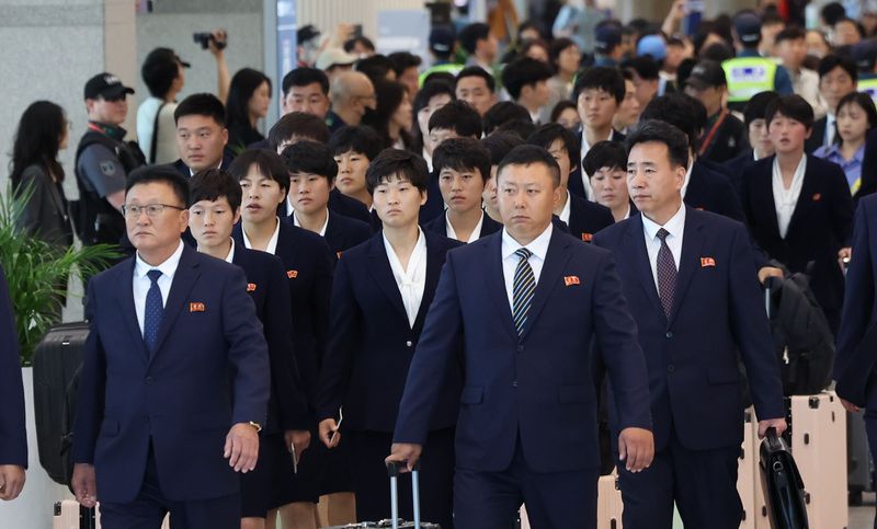 아시아축구연맹(AFC) 여자챔피언스리그 준결승전에 출전하는 북한 여자축구팀 ‘내고향여자축구단’이 17일 오후 인천국제공항 제1여객터미널로 입국하고 있다. (공동취재) 2026.5.17 ⓒ 뉴스1 임세영 기자