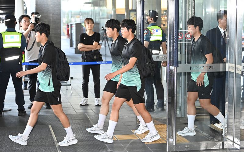 2025-26 아시아축구연맹(AFC) 여자챔피언스리그(AWCL) 4강전에 출전하는 북한 여자축구팀 ‘내고향여자축구단’이 17일 오후 숙소로 지정된 경기 수원시 팔달구 노보텔 앰배서더 수원에서 나와 훈련장으로 향하고 있다. (공동취재) 2026.5.17 ⓒ 뉴스1 김영운 기자