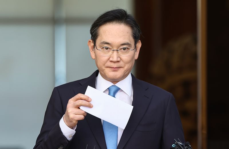 이재용 삼성전자 회장이 서울 강서구 서울김포비즈니스항공센터로 귀국하며 주머니에서 입장문을 꺼내고 있다. ⓒ 뉴스1 김도우 기자