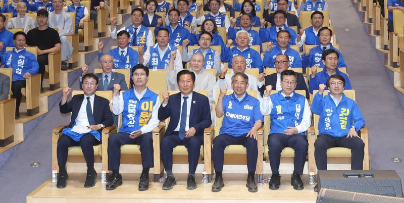 정청래 더불어민주당 대표가 17일 전북 전주시 전주대학교 JJ아트홀에서 열린 더불어민주당 전북특별자치도당 선거대책위원회 발대식에 참석해 기념촬영을 하고 있다. 2026.5.17 ⓒ 뉴스1 유경석 기자