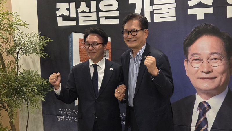 지난 2월 28일 대구 수성구 그랜드호텔에서 열린 송영길 전 더불어민주당 대표의 출판기념회에 김민석 국무총리가 깜짝 방문해 기념사진을 촬영하고 있다.2026.2.28 ⓒ 뉴스1 이성덕 기자