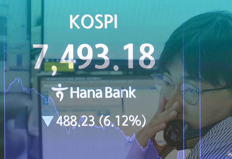 서울 중구 하나은행 본점 딜링룸에서 딜러가 업무를 보고 있다. (레이어 합성) 2026.5.15 ⓒ 뉴스1 안은나 기자