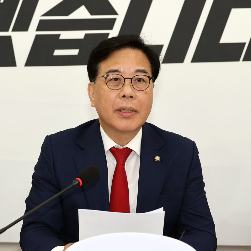 국민의힘 송언석 원내대표가 18일 국회 원내대표회의실에서 6.3지방선거 현안 관련 기자간담회를 가지고 있다. 사진=서동일 기자