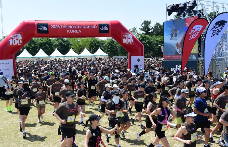 '2026 TNF 100 코리아' 10km 레이스 참가자들이 출발선을 지나고 있다. 노스페이스 제공