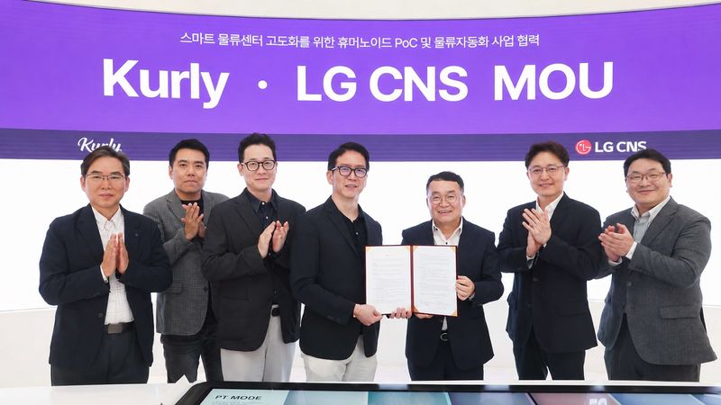 LG CNS 통신유통서비스사업부장 박상균 전무와 스마트물류&시티사업부장 이준호 전무가 컬리 최고운영책임자(COO) 허태영 부사장(오른쪽 두번째부터) 등 경영진과 기념촬영을 하고 있는 모습.LG CNS 제공