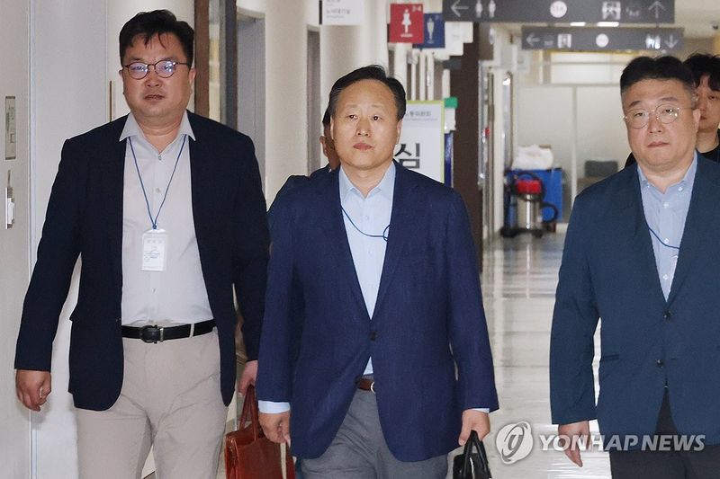 2차 사후조정 회의 참석하는 여명구 사측 대표교섭위원 (출처=연합뉴스)
