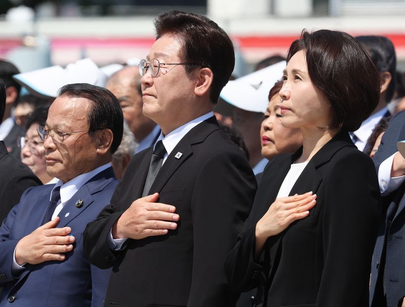 이재명 대통령과 김혜경 여사가 18일 광주 동구 5·18민주광장에서 열린 제46주년 5·18민주화운동 기념식에서 국민의례를 하고 있다. 뉴스1