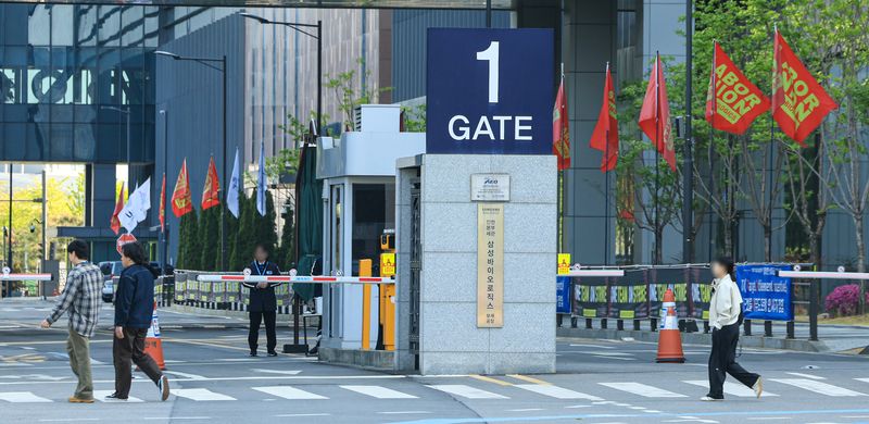 인천 송도 삼성바이오로직스 본사 입구에 설치된 노조 깃발들이 펄럭이는 모습. 2026.5.6 ⓒ 뉴스1 이호윤 기자