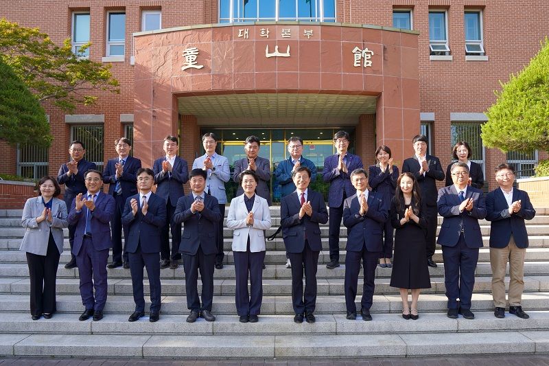 전문대학 현장 의견 청취 간담회를 마친 대학·산업계·지자체 관계자들이 지역 사회와 대학의 성공적인 상생 협력을 다짐하고 있다. [사진 = 계명문화대학교]