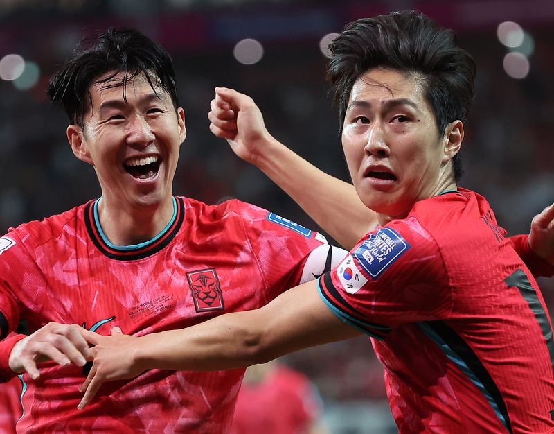 서울월드컵경기장에서 열린 2026 북중미 월드컵 아시아 2차 예선 조별리그 C조 6차전 대한민국과 중국의 경기 후반전, 대한민국 이강인이 선취골을 넣은 뒤 손흥민과 기쁨을 나누고 있다.뉴스1