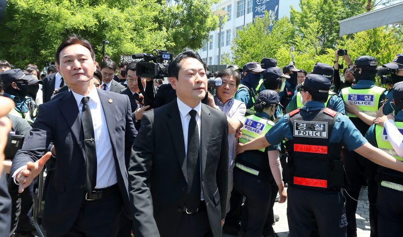 장동혁 국민의힘 대표(오른쪽)가 18일 광주 동구 5·18민주광장에서 열린 제46주년 5·18민주화운동 기념식을 마치고 걸어나오고 있다. 뉴스1