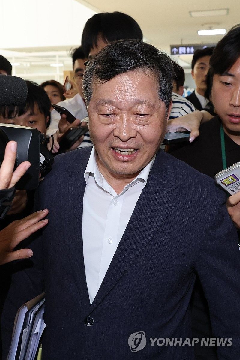취재진에 둘러싸인 박수근 중노위원장 (출처=연합뉴스)