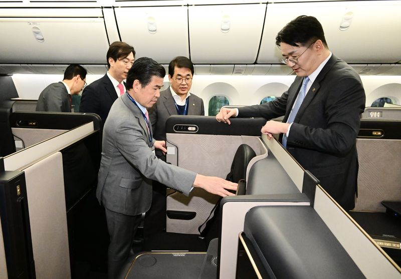 조원태 한진그룹 회장(오른쪽)과 제임스 김 주한미국상공회의소 회장 등이 새 기업이미지(CI)를 입힌 보잉 787-10 항공기 내부를 살펴보는 있다.(자료사진). 2025.3.11 ⓒ 뉴스1 공항사진기자단