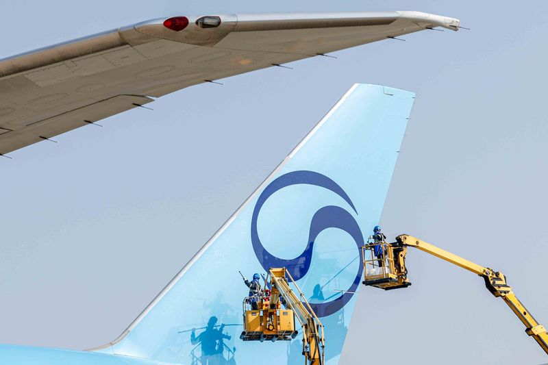 인천 중구 인천국제공항 대한항공 격납고에서 직원들이 봄을 맞아 항공기 동체를 세척하고 있다. (공동취재) ⓒ 뉴스1 장수영 기자