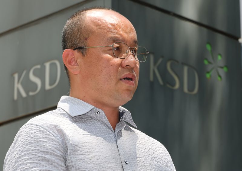 민경권 주주운동본부 대표가 지난 18일 서울 여의도 한국예탁결제원 앞에서 삼성전자 주주 서한문 발표 기자회견을 하고 있다. 연합뉴스