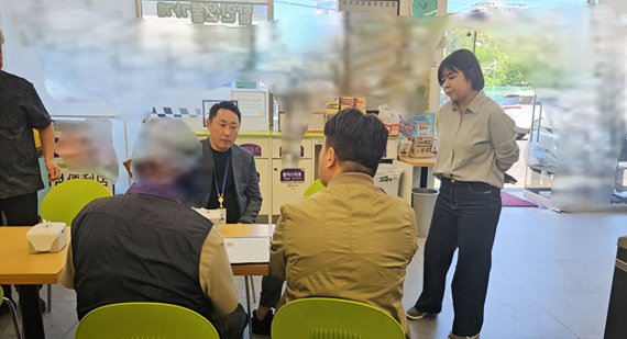 자치경찰은 편의점을 거점으로 관광객을 모집하고 수수료를 편의점 매출로 위장한 무등록 여행업자를 관광진흥법 위반 혐의로 조사하고 있다. /사진=제주특별자치도 자치경찰단 제공