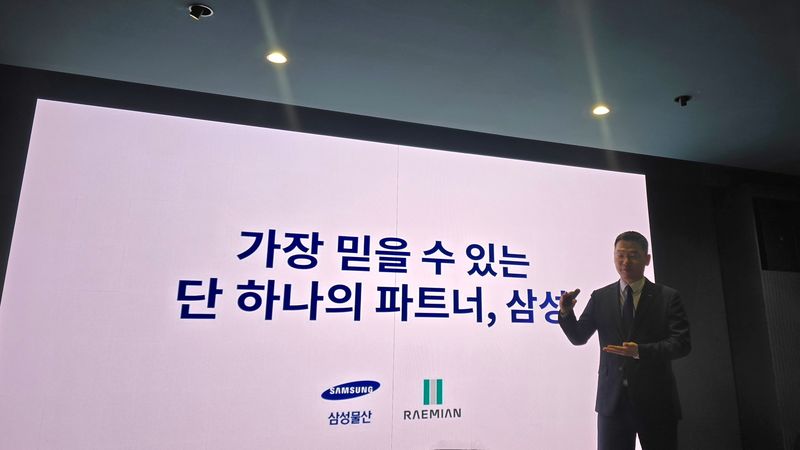 서울 서초구 잠원동 소재 삼성물산 건설부문 신반포19·25차 홍보관에서 정성문 삼성물산 프로가 설명회를 진행하고 있다. 사진=최아영 기자