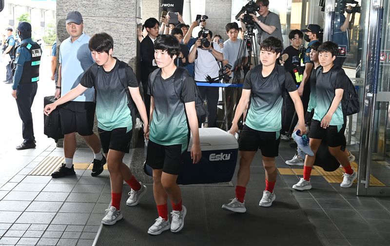 아시아축구연맹(AFC) 여자 챔피언스리그(AWCL) 4강전에 출전하는 북한 여자축구팀 '내고향여자축구단'이 훈련장으로 이동하기 위해 18일 숙소가 마련된 경기 수원시의 한 호텔을 나서고 있다. 뉴시스