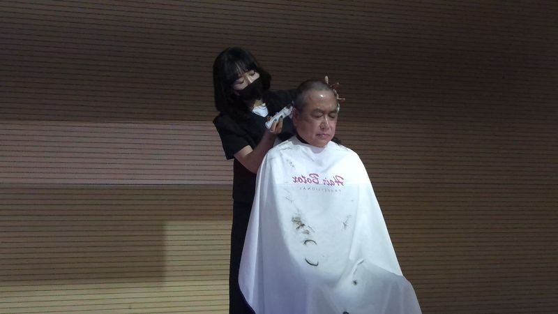 국민의힘 서범수 의원이 18일 오후 울산 울주군 범서읍 울주중부종합복지타운에서 삭발식을 진행하고 있다. 서 의원은 이번 삭발은 '진정성 있는 사과'의 의미를 밝혔다. 독자 제공