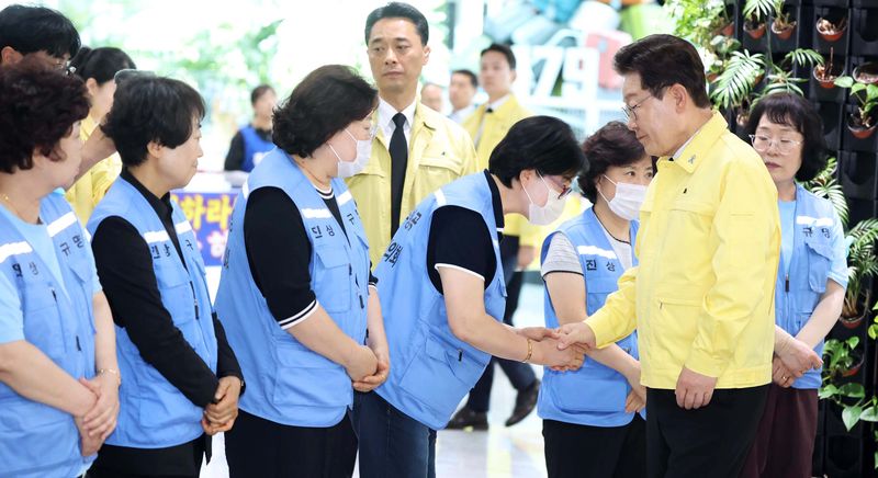 이재명 대통령이 18일 전남 무안공항 12.29 여객기 참사 유해 수습 현장에서 유가족과 인사하고 있다. 뉴시스