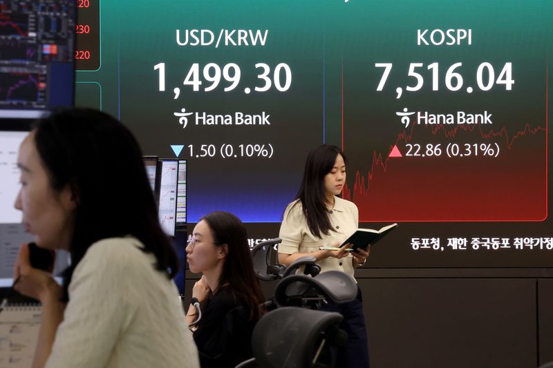 코스피가 극심한 변동성 끝에 7500선을 회복한 18일 오후 서울 중구 하나은행 딜링룸 현황판에 전장대비 22.86포인트(0.31%) 상승한 7,516.04를 나타내고 있다. 2026.5.18 ⓒ 뉴스1 이광호 기자