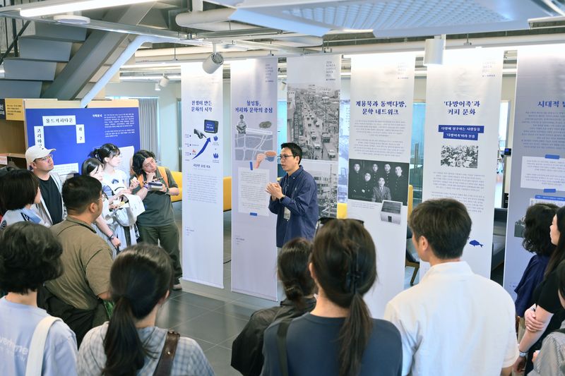 행사 참가자들이 제주시 원도심의 다방문화와 커피 역사를 소개하는 기획전시 해설을 듣고 있다. 전시는 칠성로 다방문화에서 현대 카페문화로 이어진 흐름을 아카이브 자료로 풀어냈다. /사진=제주특별자치도 소통협력센터 제공