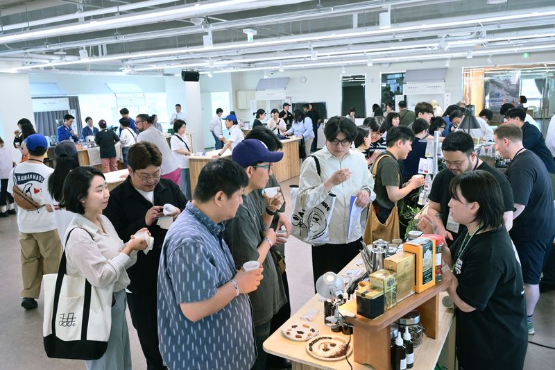 ‘제4회 코리아커피위크, 제주’ 방문객들이 전용 시음잔을 들고 커피 브랜드 부스에서 커피를 맛보고 있다. 도내외 커피·식음료 브랜드 35곳이 참여해 제주 로컬 커피문화의 확장 가능성을 보여줬다. /사진=제주특별자치도 소통협력센터 제공