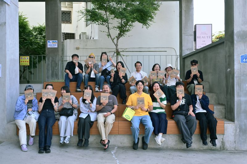 ‘제4회 코리아커피위크, 제주’ 원도심 탐방 프로그램 참가자들이 기념촬영을 하고 있다. 올해 행사는 커피 시음과 전시, 골목 탐방을 결합해 제주시 원도심의 장소성과 커피문화를 함께 조명했다. /사진=제주특별자치도 소통협력센터 제공