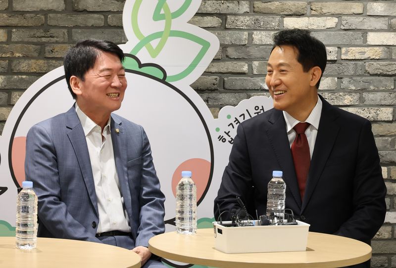 국민의힘 오세훈 서울시장 후보(오른쪽)가 18일 안철수 의원과 서울 영등포 청년취업사관학교 영등포캠퍼스를 찾아 청년 일자리 확대 방안을 주제로 간담회를 하고 있다. 연합뉴스