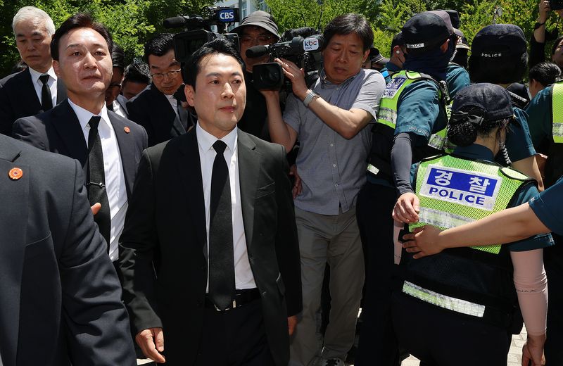 국민의힘 장동혁 대표가 18일 광주 5·18민주광장에서 열린 5·18민주화운동 기념식에 참석한 후 행사장을 나서고 있다. 연합뉴스
