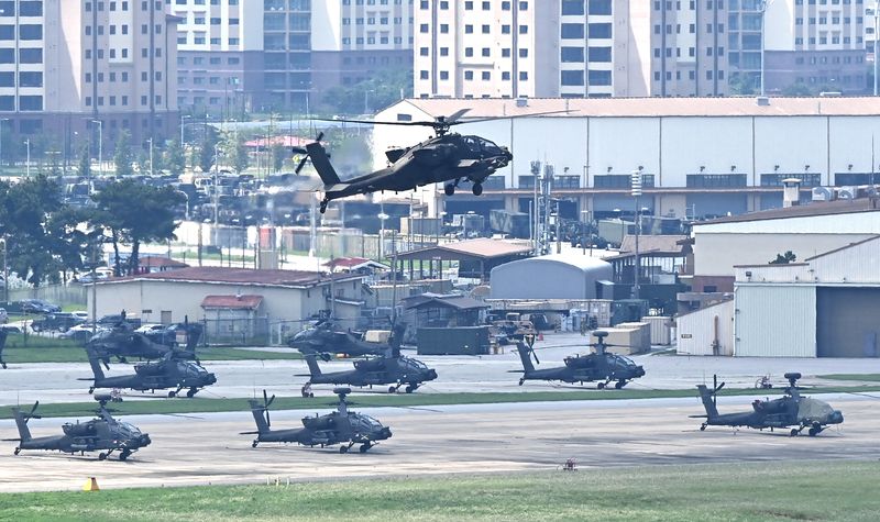 지난해 8월 18일 경기도 평택시 주한미군기지 캠프 험프리스에서 AH-64E '아파치' 공격 헬기가 이륙하고 있다.뉴시스