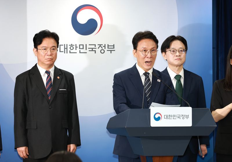 김민석 국무총리가 17일 서울 종로구 정부서울청사에서 삼성전자 파업 관련 대국민 담화를 하고 있다. 왼쪽부터 김영훈 고용노동부 장관, 김 총리, 김정관 산업통상부 장관. 2026.5.17 ⓒ 뉴스1 임세영 기자