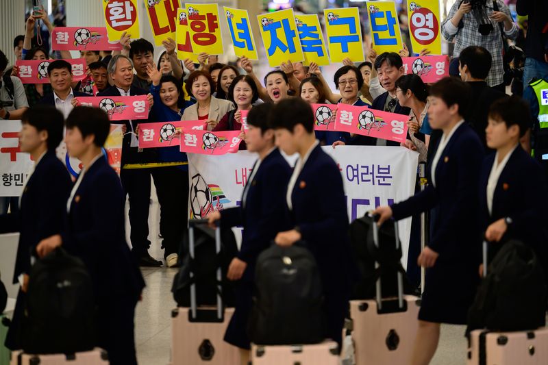 지난 17일 인천국제공항 제1터미널로 북한 여자축구 클럽팀 내고향여자축구단이 남측 민간단체의 환영속에 입국하고 있다. 뉴시스