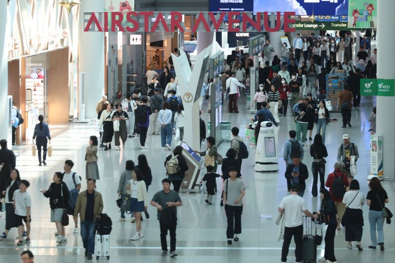 [인천공항=뉴시스] 권창회 기자 = 5월1일 인천국제공항 제1여객터미널 출국장에서 승객들이 발걸음을 옮기고 있다. 2026.05.01. kch0523@newsis.com