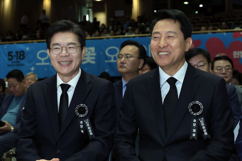 정원오 더불어민주당 서울시장 후보(왼쪽)와 오세훈 국민의힘 서울시장 후보가 18일 오전 서울 중구 서울시청 다목적홀에서 열린 5.18민주화운동 제46주년 서울기념식에서 대화를 나누며 환하게 웃고 있다. 2026.5.18 ⓒ 뉴스1 박정호 기자