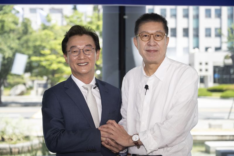 전재수 더불어민주당 부산시장 후보와 박형준 국민의힘 부산시장 후보가 18일 오전 부산 남구 국립부경대학교 대연캠퍼스 동원장보고관에서 열린 국제신문 주최 부산시장 후보 초청 토론회에 앞서 기념촬영을 하고 있다. (국제신문 제공. 재판매 및 DB 금지) 2026.5.18 ⓒ 뉴스1 윤일지 기자