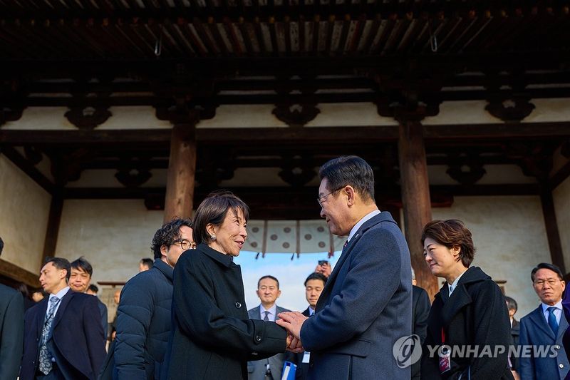 악수하는 한-일 정상 (출처=연합뉴스)