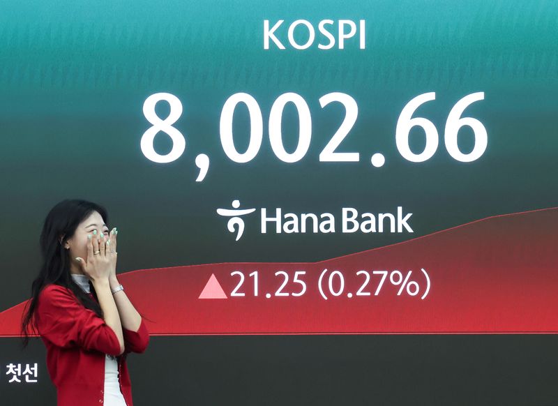 코스피가 장중 8000선을 넘어 사상 최고치를 기록한 15일 오전 서울 중구 하나은행 본점 딜링룸 전광판에 코스피 지수가 표시되고 있다. 2026.5.15 ⓒ 뉴스1 임지훈 인턴기자