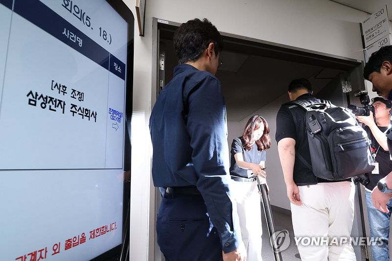 사후조정 회의장 들어가는 최승호 노조 위원장 (출처=연합뉴스)