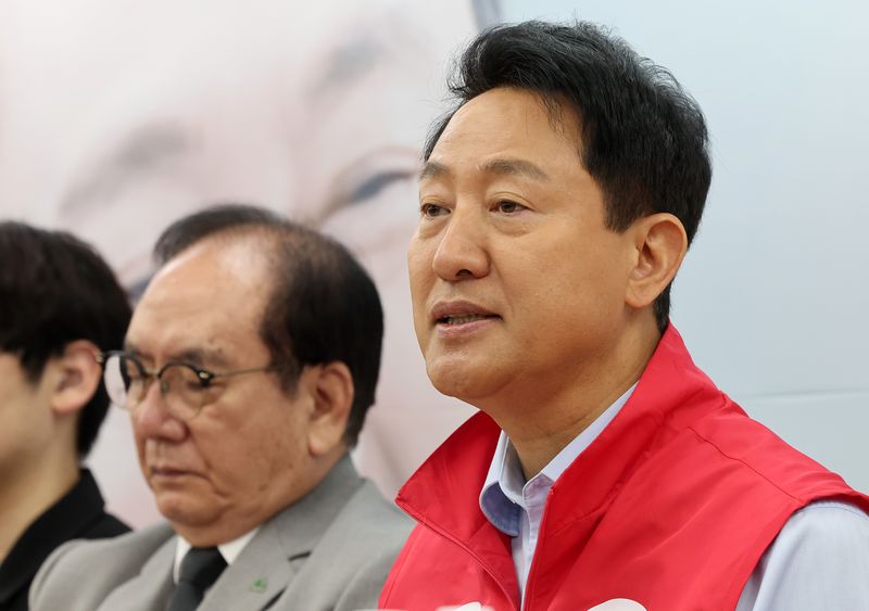 오세훈 국민의힘 서울시장 후보가 19일 오전 서울시 종로구 선거 캠프에서 열린 서울시 장애인단체 관계자들과의 간담회에 참석해 모두발언을 하고 있다. 뉴스1