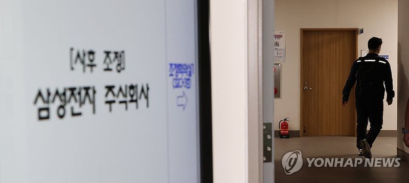 협상장 들어가는 최승호 노조위원장 (출처=연합뉴스)