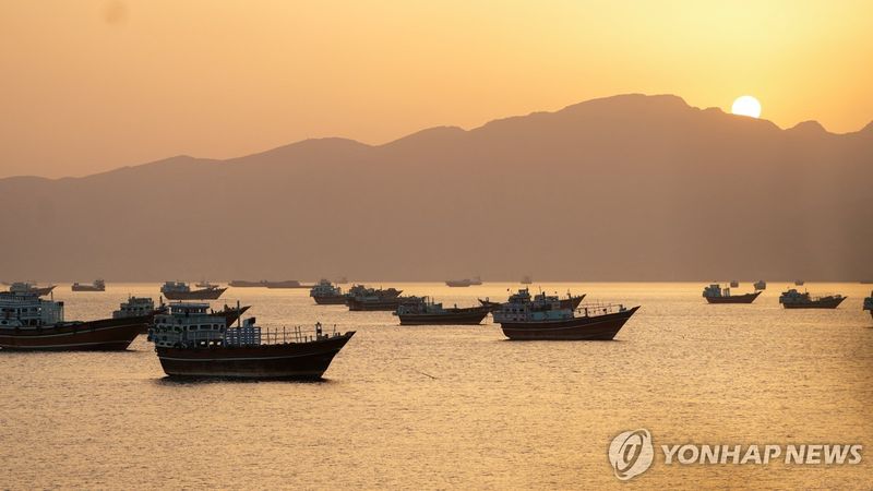 호르무즈 해협에 정박 중인 선박들 (출처=연합뉴스)