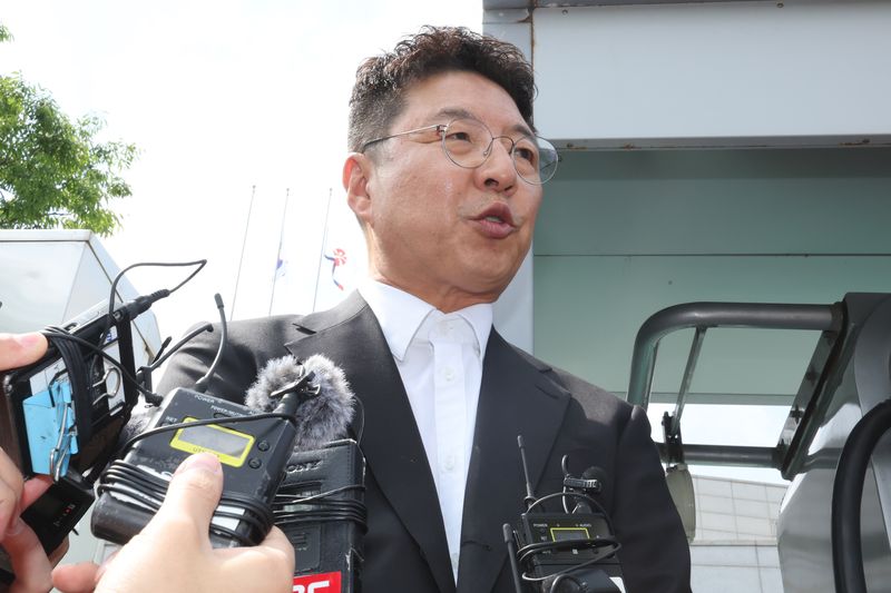 스타벅스 코리아가 5·18 폄훼 이벤트로 물의를 빚고 있는 가운데 김수완 신세계그룹 부사장이 19일 광주 서구 쌍촌동 5·18기념문화센터를 찾아 입장을 밝히고 있다. 연합뉴스