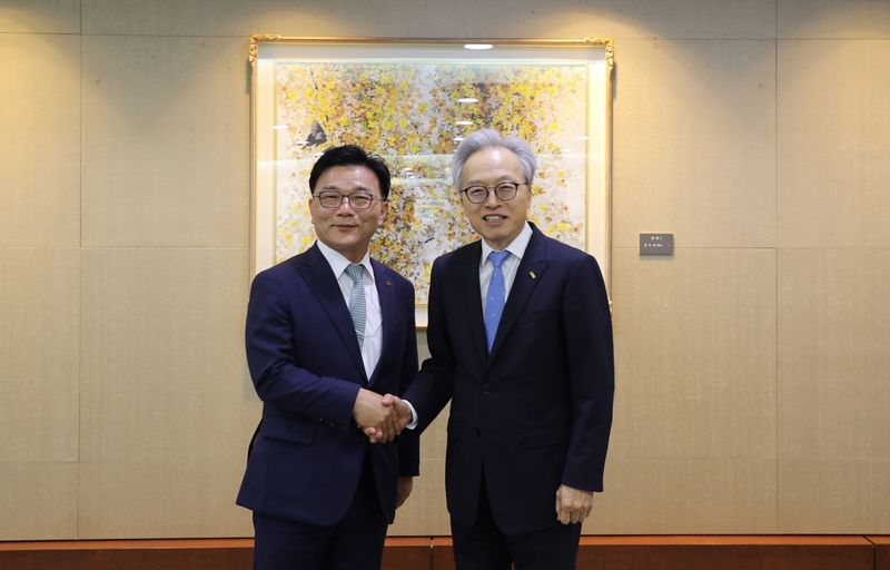 박상진 한국산업은행 회장(왼쪽)과 최진식 한국중견기업연합회 회장.
