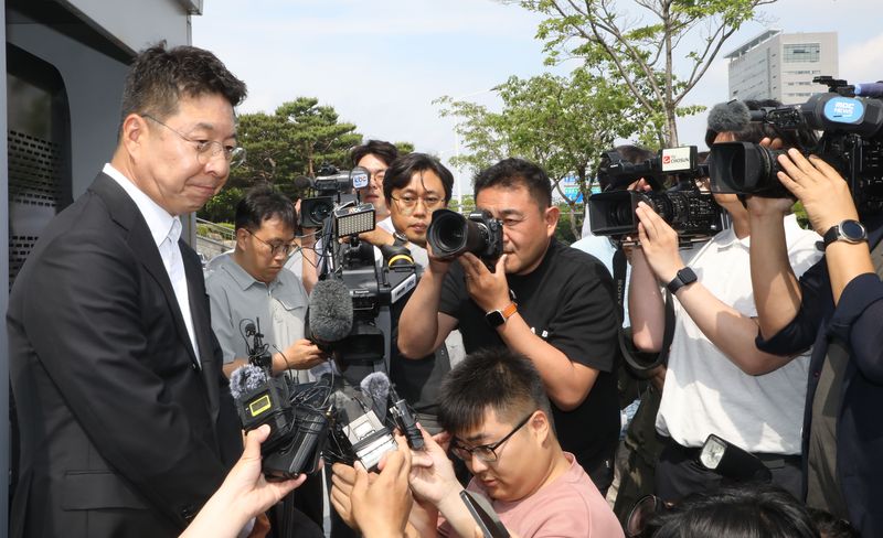 김수완 신세계 부사장이 19일 '스타벅스 코리아 이벤트의 오월정신 훼손'관련 사과를 위해 광주 5·18기념재단을 찾았다가 면담을 거부 당한 뒤 입장을 밝히고 있다. 2026.5.19 ⓒ 뉴스1 이수민 기자
